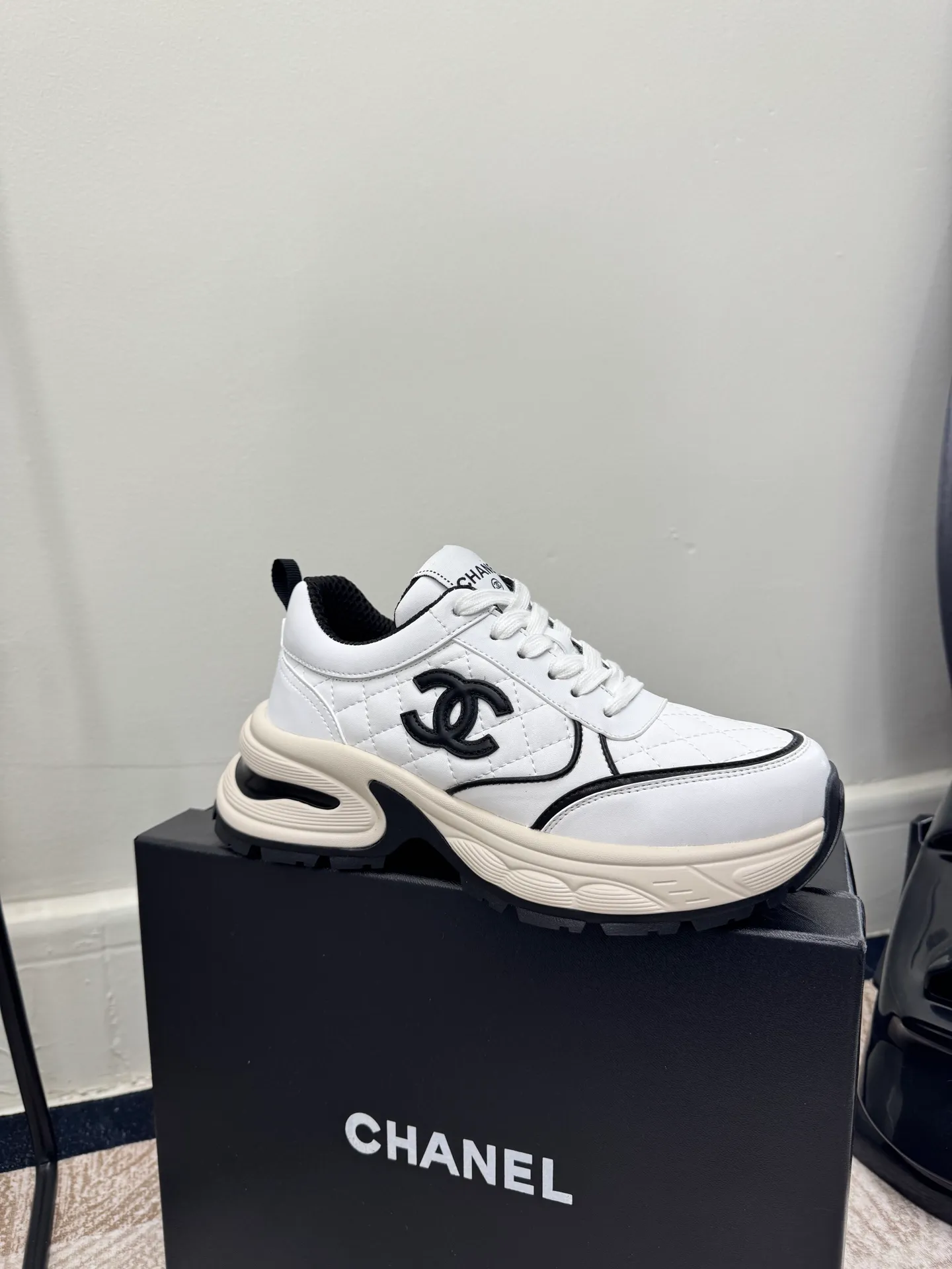 Men's men's shoes P660! Size: 35-41 Chanel 25C new Chanel sports and casual shoes. Versatile white shoes. You can’t go wrong with the styles. The contrasting colors are full of vitality. The logo embossed on the side is very delicate on the feet. The upper is made of original customized materials. The original outsole.